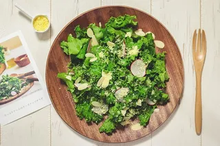 绿色蔬菜盘装棕色盘子