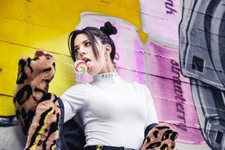 舔棒棒糖的女人