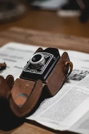 黑色相机，书上带棕色皮套