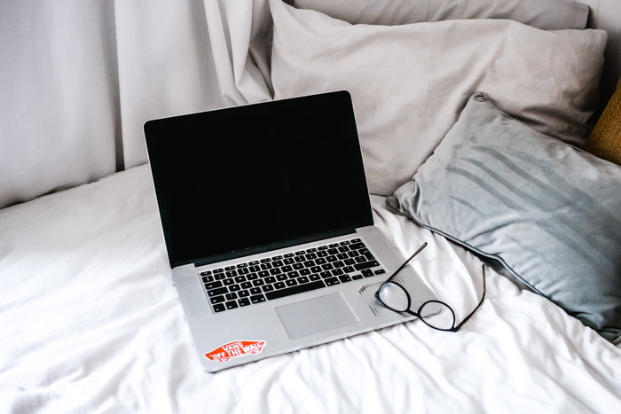 床垫上的眼镜和MacBook