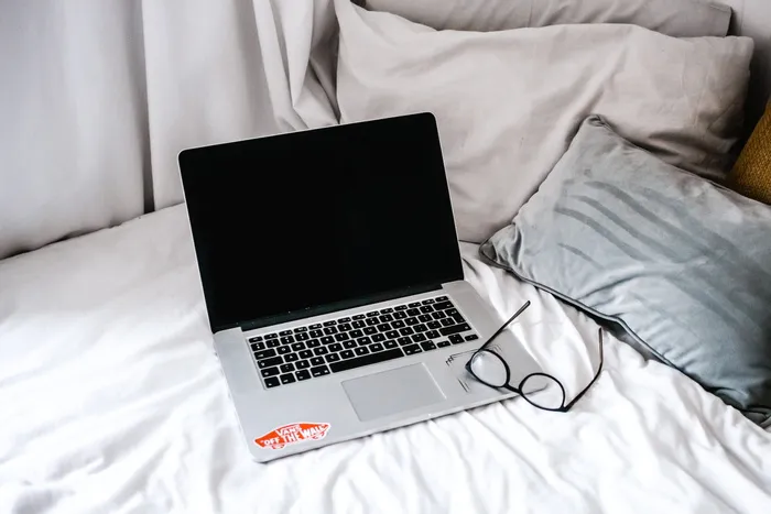 床垫上的眼镜和MacBook