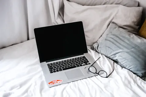 床垫上的眼镜和MacBook 床垫上的眼镜和MacBook