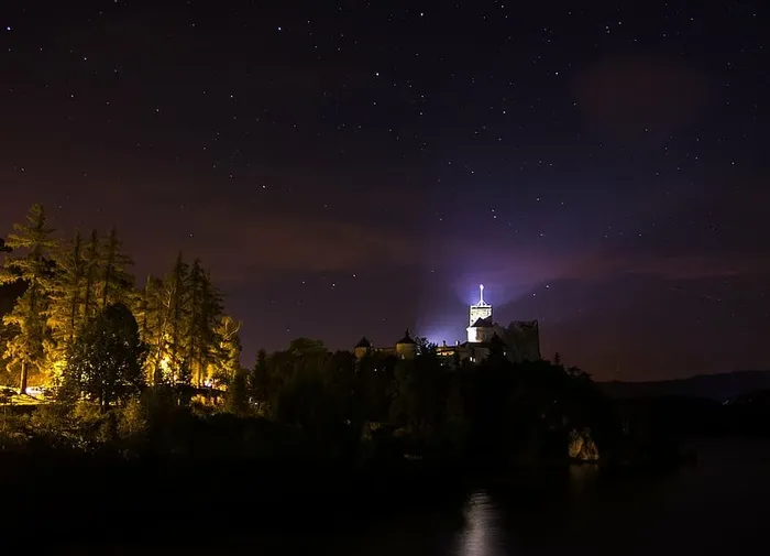 夜间灯塔，照片，村庄，附近，森林，夜晚，时间，黑暗