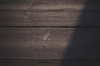 棕色木板的微光摄影