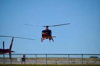 蓝天，旱地，栅栏，天空，直升机湾，直升机游览，直升机，直升机驾驶员