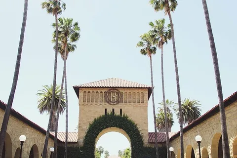 米色，混凝土，建筑，旁边，绿色，树木，附近，墙壁