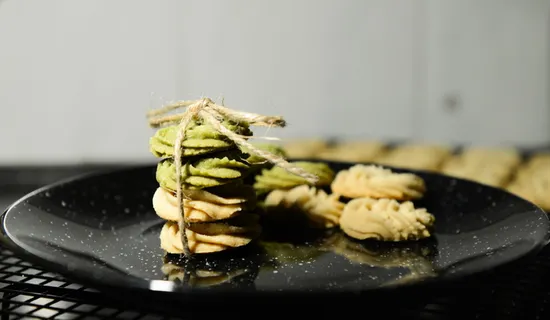 黑色大理石盘子上的饼干 黑色大理石盘子上的饼干