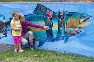 紫色拉链连帽衫，母亲，女儿，家庭，人，爱，女孩，快乐