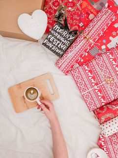 拿着装满咖啡的咖啡杯的人