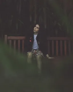 女人，坐着，木制，长椅，树，深色，植物，户外