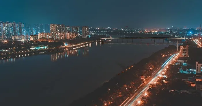 临近桥梁和水的混凝土道路
