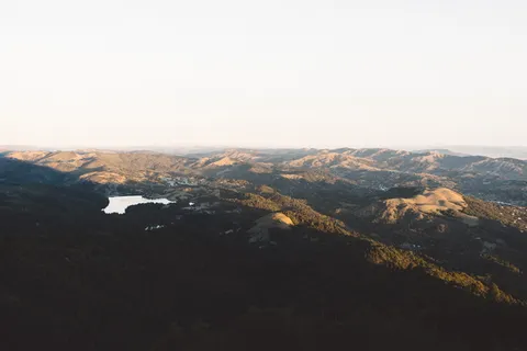 白天的山丘鸟瞰图 白天的山丘鸟瞰图