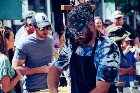 围裙上戴着太阳镜和头巾的男子