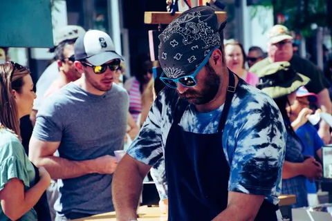 围裙上戴着太阳镜和头巾的男子