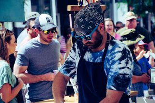 围裙上戴着太阳镜和头巾的男子