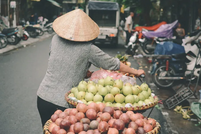 推黑色自行车的人