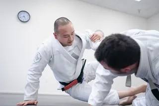 两个男人在房间里做空手道