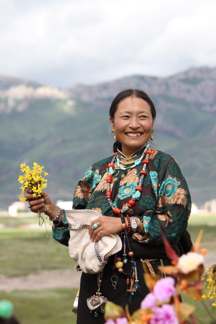 人物，西藏民族，人物，西藏，民族，西藏民族，手持鲜花，女士，只有女性