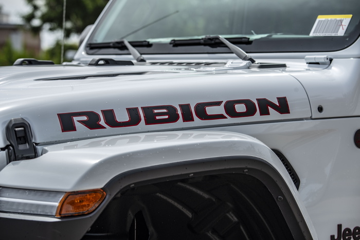 白色吉普牧马人Rubicon Suv