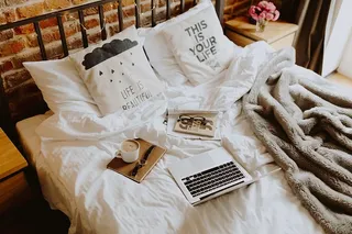 早上在床上喝咖啡。在床上工作