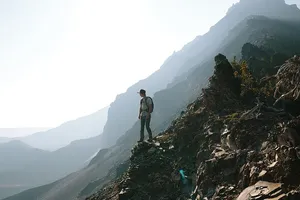 徒步旅行，徒步旅行，高山，悬崖，自然，户外，冒险，盖伊