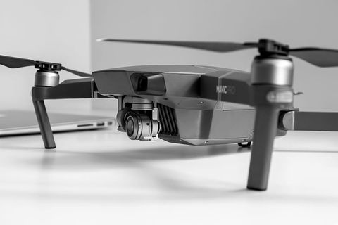 新的无人机，带摄像头，可在办公室的桌子上拍摄