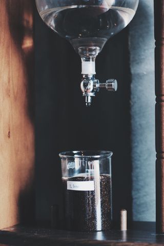 玻璃、饮料、机器、饮料、液体、白色、黑色、餐厅