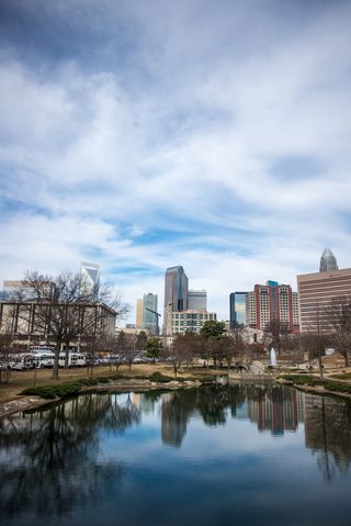 建筑、建筑物、城市、城市景观、云、日光、市中心、湖泊