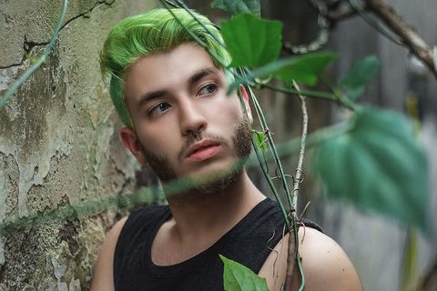 绿头发男子的选择性聚焦照片