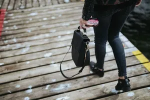 湖边一个木码头上美丽的金发女人
