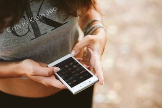 拿着白色手机的年轻女子