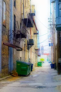 ally、垃圾箱、消防通道、建筑物、小巷、砖块、城市、市中心 ally、垃圾箱、消防通道、建筑物、小巷、砖块、城市、市中心