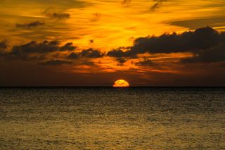 黄金时段平静的大海