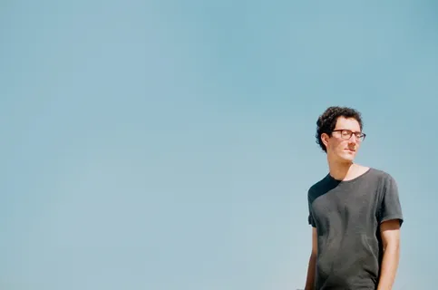 站在蓝天下的男人