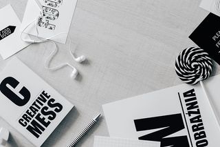 黑白字体句子的俯视图