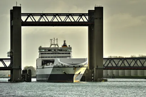 calandbrug、bore sea、bridge、autoboot、caland canal、lift bridge、rozenburg、transportation calandbrug、bore sea、bridge、autoboot、caland canal、lift bridge、rozenburg、transportation