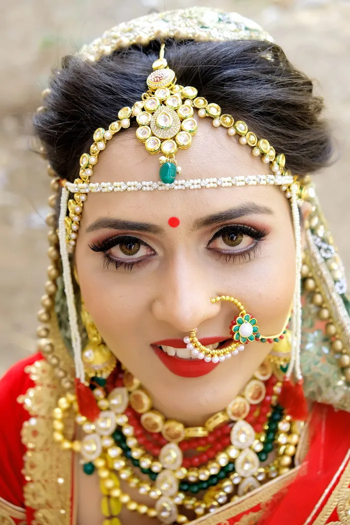 微笑拍照的女人