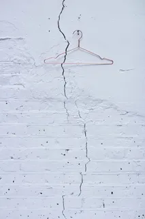 灰色表面，金属衣架，悬挂，混凝土，墙壁，铜，衣架，白色混凝土