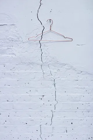 灰色表面，金属衣架，悬挂，混凝土，墙壁，铜，衣架，白色混凝土