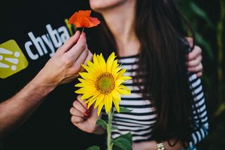 带向日葵的年轻夫妇