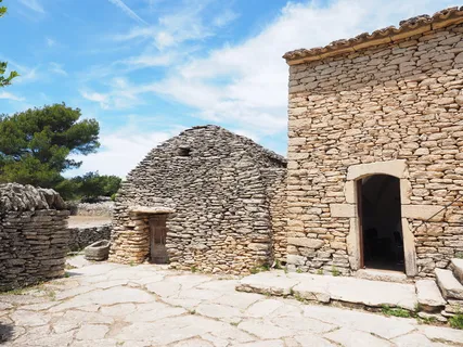 蜂巢小屋、门洞、长建筑、门、窗卢克、鲍里斯村、露天博物馆、历史保护 蜂巢小屋、门洞、长建筑、门、窗卢克、鲍里斯村、露天博物馆、历史保护