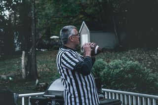 男子在户外踢足球