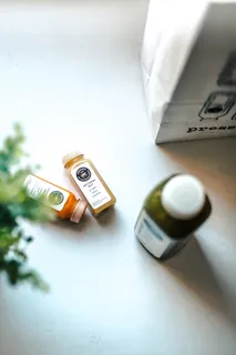 桌子上的三个玻璃瓶 桌子上的三个玻璃瓶