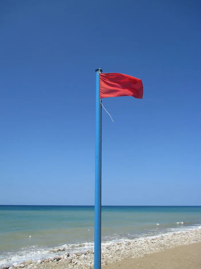 红旗，海，海滩，海洋，警告，海，海滩，国旗，红色