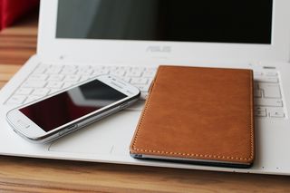 转身，白色，三星安卓智能手机，旁边，棕色，皮革笔记本，顶部，华硕笔记本电脑