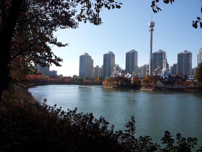 seokchon湖、湖宫、秋天、湖、城市景观、城市天际线、建筑、城市场景