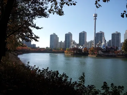 seokchon湖、湖宫、秋天、湖、城市景观、城市天际线、建筑、城市场景 seokchon湖、湖宫、秋天、湖、城市景观、城市天际线、建筑、城市场景