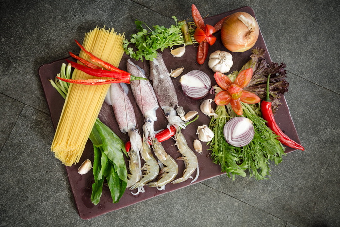 食物，盘子，鱼，鱿鱼，配料，蔬菜桌，木头，桌子
