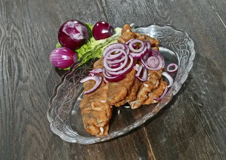 鱼,鲱鱼,油炸,盐水炸鲱鱼,红洋葱,沙拉,餐饮,食品 鱼,鲱鱼,油炸,盐水炸鲱鱼,红洋葱,沙拉,餐饮,食品