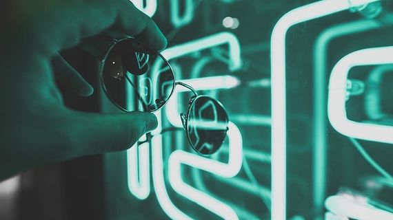 阿尔及利亚，bab ezzouar，商业中心bab ezzouar，摄影，霓虹灯，夜间，灯光，绿色